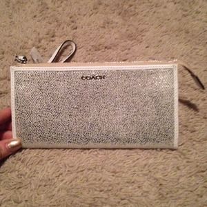 Coach zippy wallet/wristlet Coach zippy wallet/wristlet