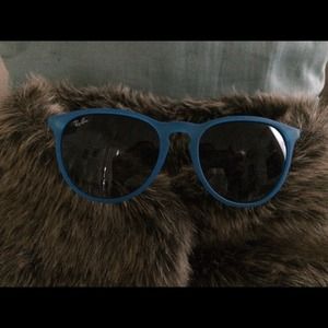 Brand New Ray-Ban Erika Velvet sunglasses!!.. Brand New Ray-Ban Erika Velvet sunglasses!!..