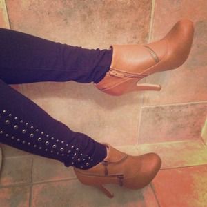 Traffic Boots - Zipper Detailed Tan Booties Traffic Boots - Zipper Detailed Tan Booties