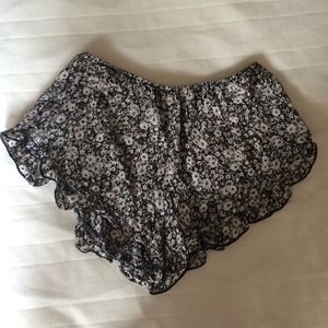 BRANDY MELVILLE FLORAL VODI SHORTS BRANDY MELVILLE FLORAL VODI SHORTS