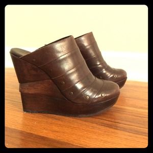 Diane Von Furstenberg: wedge clogs. Diane Von Furstenberg: wedge clogs.