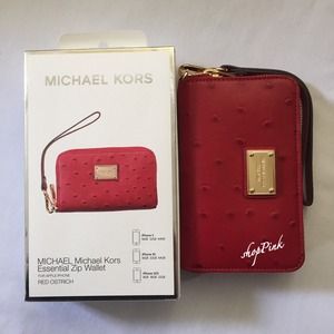 โจ$55โจ Authentic Michael Kors Zip Wallet/ Wristlet. โจ$55โจ Authentic Michael Kors Zip Wallet/ Wristlet.