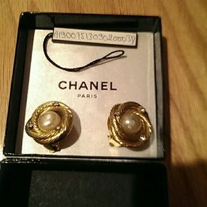 Authentic vintage CHANEL clip earrings Authentic vintage CHANEL clip earrings