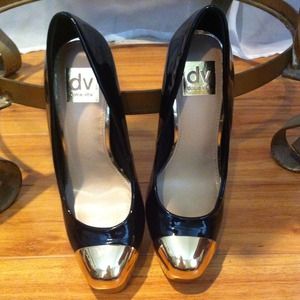 DV Dolce Vita pump w/ gold accent. Size 7 DV Dolce Vita pump w/ gold accent. Size 7