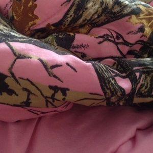 Queen size bed spread (camo) Queen size bed spread (camo)