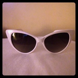 White rimmed cat eye sunglasses White rimmed cat eye sunglasses