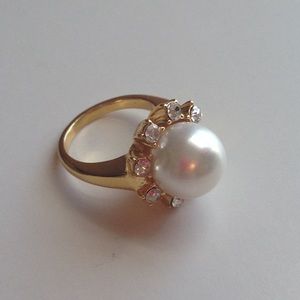 Jewelmint Jewelry - Gorgeous pearl and rhinestone Jewelmint ring Jewelmint Jewelry - Gorgeous pearl and rhinestone Jewelmint ring