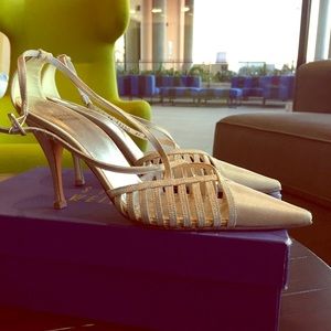 Stuart Weitzman Shoes - Gold Metallic Stuart Weitzman Kitten Heels Stuart Weitzman Shoes - Gold Metallic Stuart Weitzman Kitten Heels
