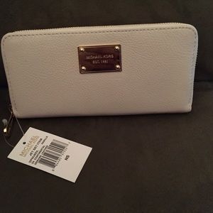 Brand new Michael kors zip around wallet Brand new Michael kors zip around wallet