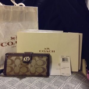 Coach Park Signature Khaki Turnlock Slim Wallet Coach Park Signature Khaki Turnlock Slim Wallet