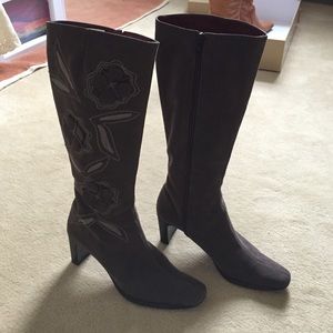 Brown flower boots size 6.5 Brown flower boots size 6.5