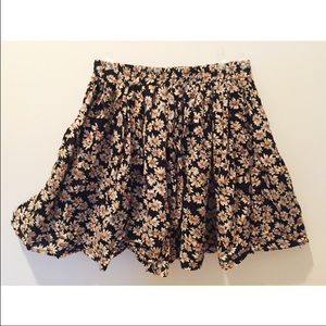 Brandy Melville daisy print skirt Brandy Melville daisy print skirt