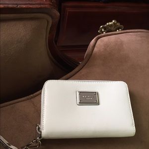 Essential zip wallet Essential zip wallet