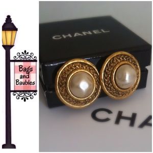 ✂️ Vintage CHANEL Faux Pearl Clip Earrings ✂️ Vintage CHANEL Faux Pearl Clip Earrings