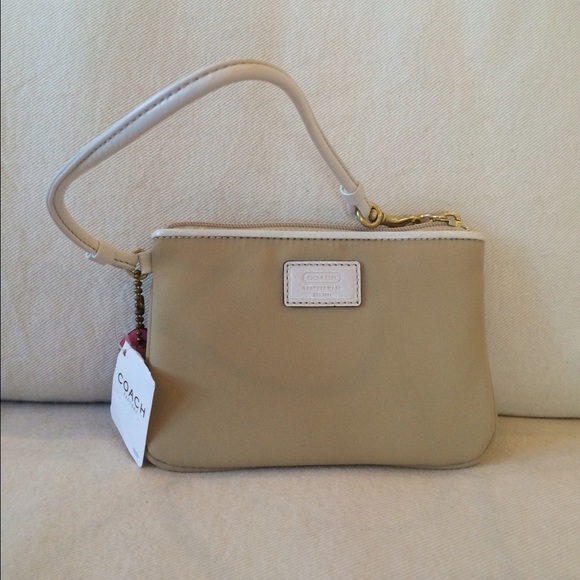 coach wristlets 3034