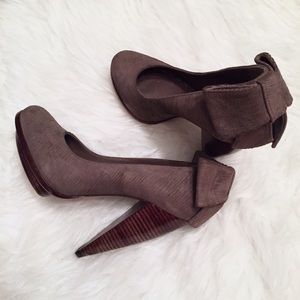 Alice + Olivia Shoes - 🆕 Alice + Olivia Suede Bow Pump Alice + Olivia Shoes - 🆕 Alice + Olivia Suede Bow Pump