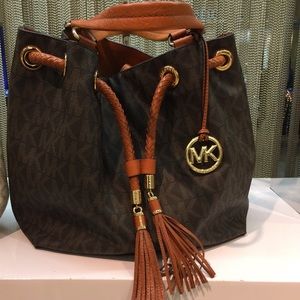 Michael Kors Handbags - 🚫SOLD❌MichaelKors Lg Jet Set Gathered Tassel Tote Michael Kors Handbags - 🚫SOLD❌MichaelKors Lg Jet Set Gathered Tassel Tote