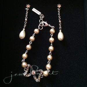 Jewelmint Jewelry - Jewelmint Pearl Bracelet & Earring Set Jewelmint Jewelry - Jewelmint Pearl Bracelet & Earring Set