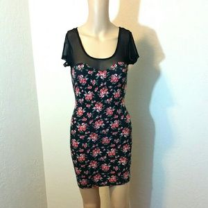 Forever 21 Dresses & Skirts - F21 Sheer Shoulder Floral Body Con Dress Forever 21 Dresses & Skirts - F21 Sheer Shoulder Floral Body Con Dress