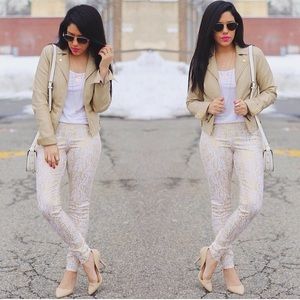 HUE Pants - Gold & White Snakeskin Leggings HUE Pants - Gold & White Snakeskin Leggings