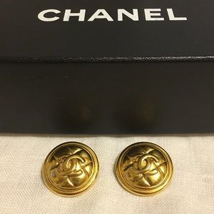 Vintage Chanel clip on earrings. Gorgeous!!! Vintage Chanel clip on earrings. Gorgeous!!!