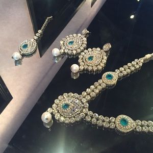 Bollywood Glamour Gorgeous Tika Necklace Earrings Bollywood Glamour Gorgeous Tika Necklace Earrings