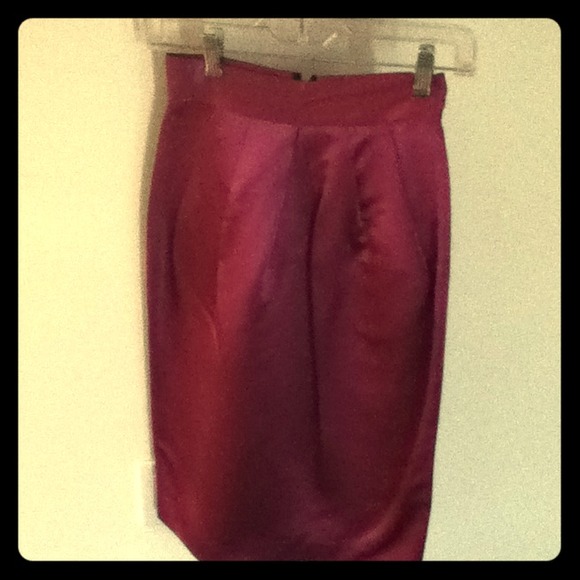 Gorgeous Silk Mid Waist D&G fuchsia skirt.