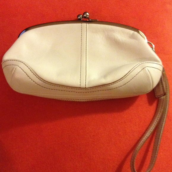 🎈SALE!!🎈Coach white leather wristlets - Picture 3 of 3