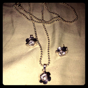 Delicate flower earrings and necklace combo!