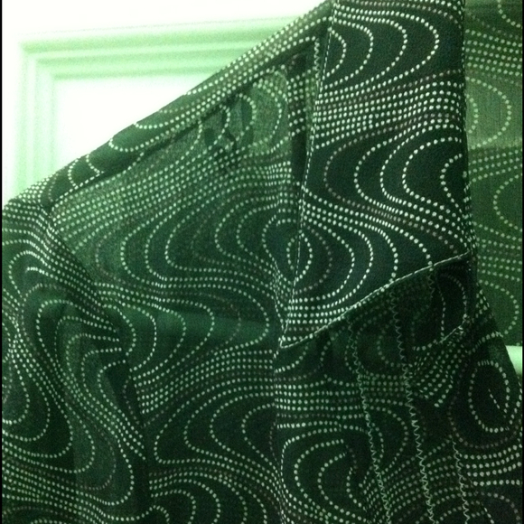 Cute black polka dot Studio M top.  Hardly worn. - Picture 2 of 2