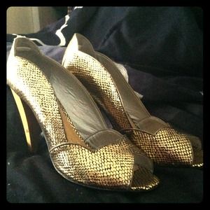 Gold snakeskin scalloped stilettos