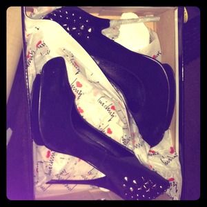 **RESERVED** 😲Size 8 Luichiny 4.5 inch heels.
