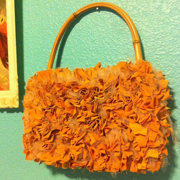 One of a kind mustard and net textured purse - Picture 2 of 4