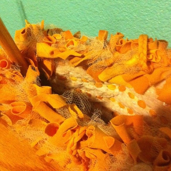 One of a kind mustard and net textured purse - Picture 3 of 4