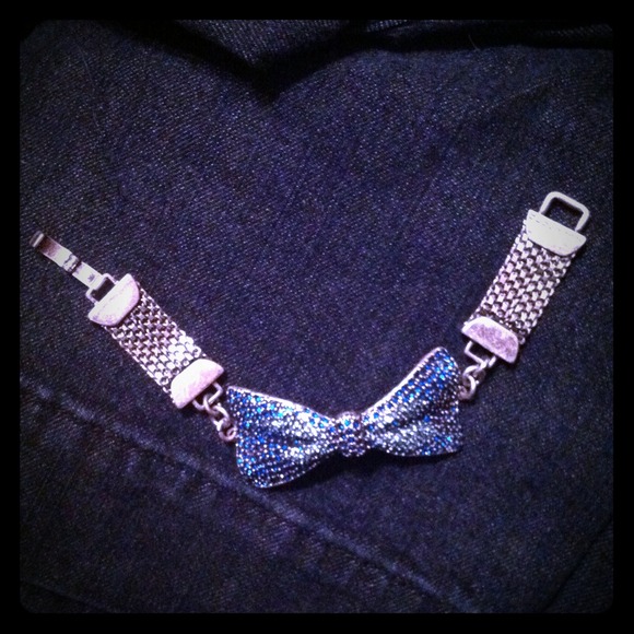 New BCBG Bow Bracelet (blue/silver)