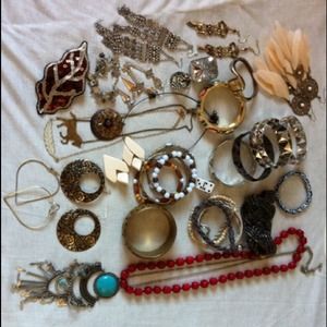 Lot of 35 pieces of jewelry