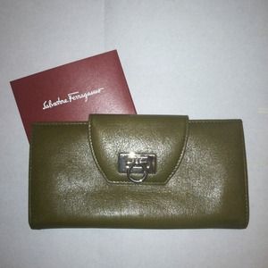 RESERVED 4 @trasheed salvatore ferragamo wallet
