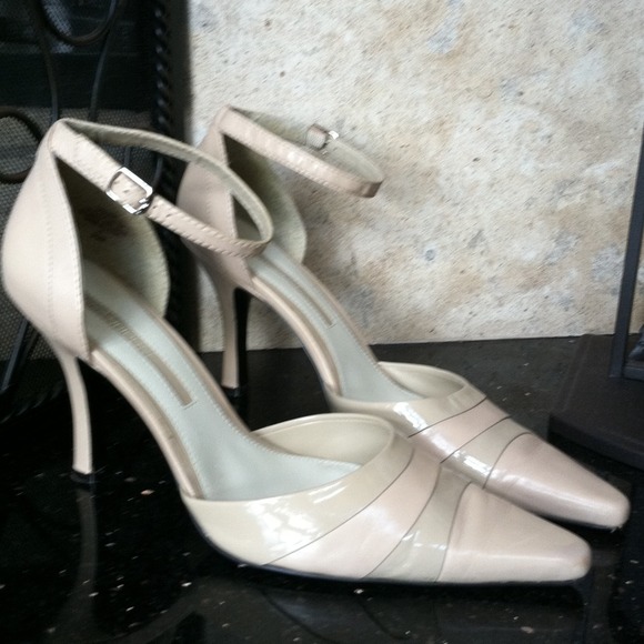 Enzo Angiolini beige ankle strap pump