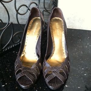 BCBGirls brown leather pump
