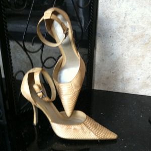 Cream snakeskin pump