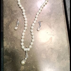 Pearl costume jewelry necklace & matching earrings