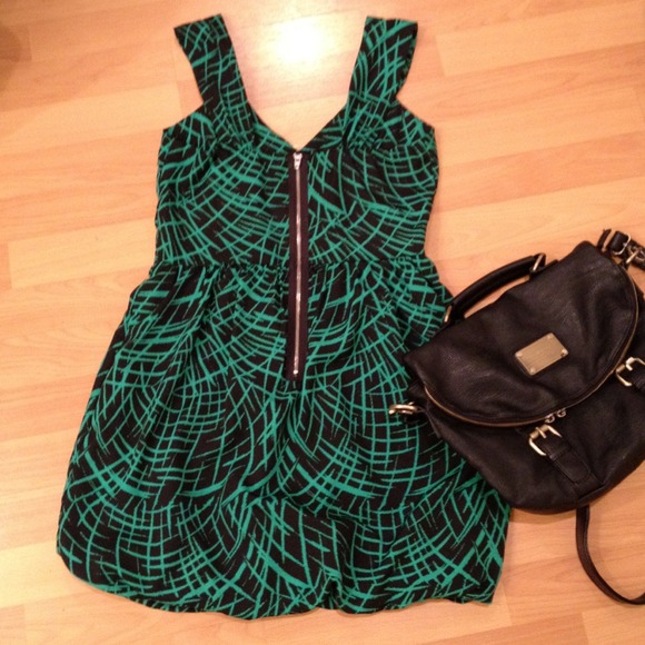 Flirty bubble skirt dress with exposed back zipper - Picture 2 of 4