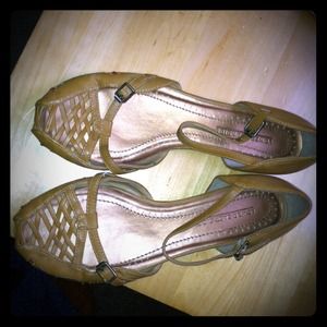 Adorable brown flats!