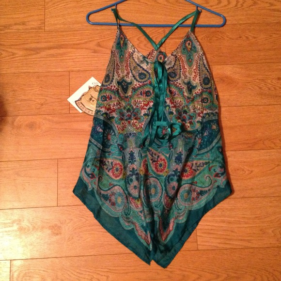 Reduced!! NWT silk paisley top 🎀