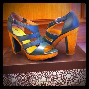 Nicole Miller teal heels reserved for @marisela