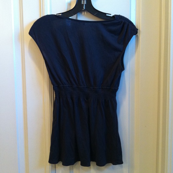 Vneck Theory top with bow detail - Picture 3 of 3