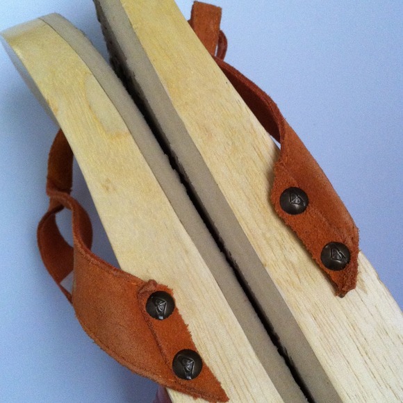 - Roxy Leather Strap Flip Flops - - Picture 3 of 4