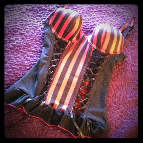 Black and red striped corset - Picture 1 of 4