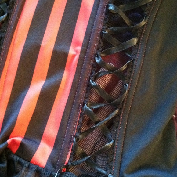 Black and red striped corset - Picture 2 of 4