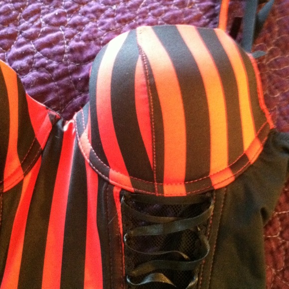 Black and red striped corset - Picture 3 of 4